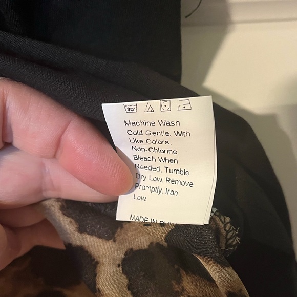 Plus size leopard print and black tee with patch pocket, size 3X - Picture 4 of 5